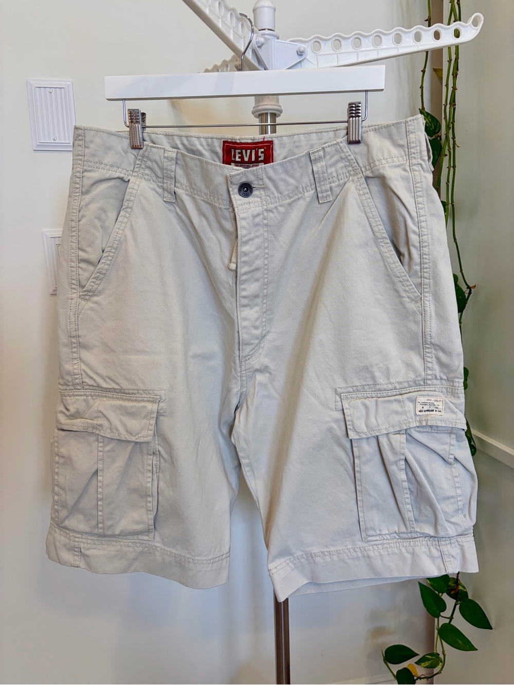 Levi's Men's Off-White Cargo Shorts